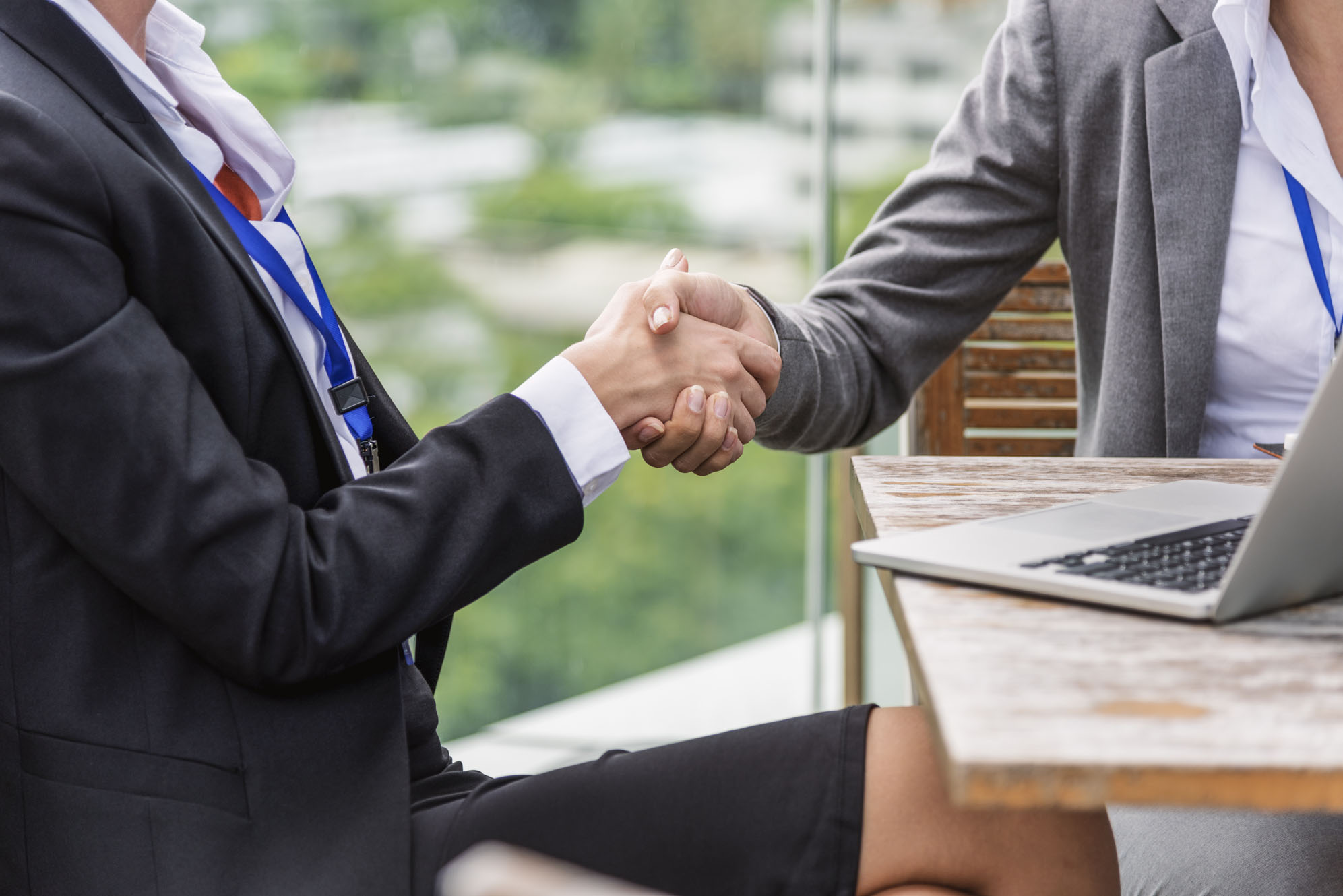 shaking hands for sap hcm cloud solutions